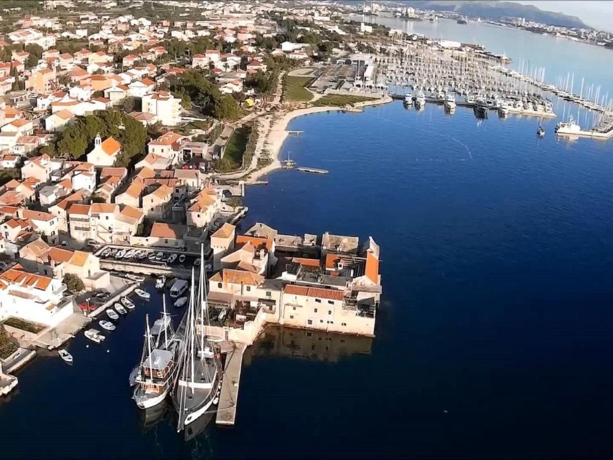 Apartment In Dalmatia Near The Sea Kastela Bagian luar foto